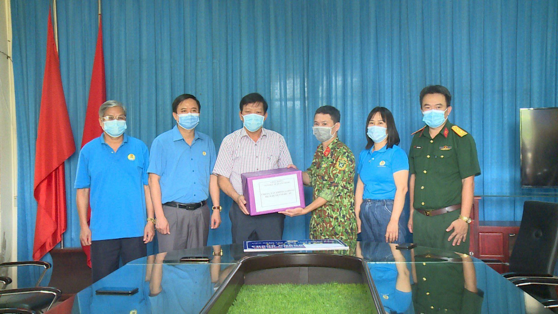 Liên đoàn lao động tỉnh và Công đoàn ngành Y tế thăm tặng quà khu cách ly tập trung trường Quân sự tỉnh