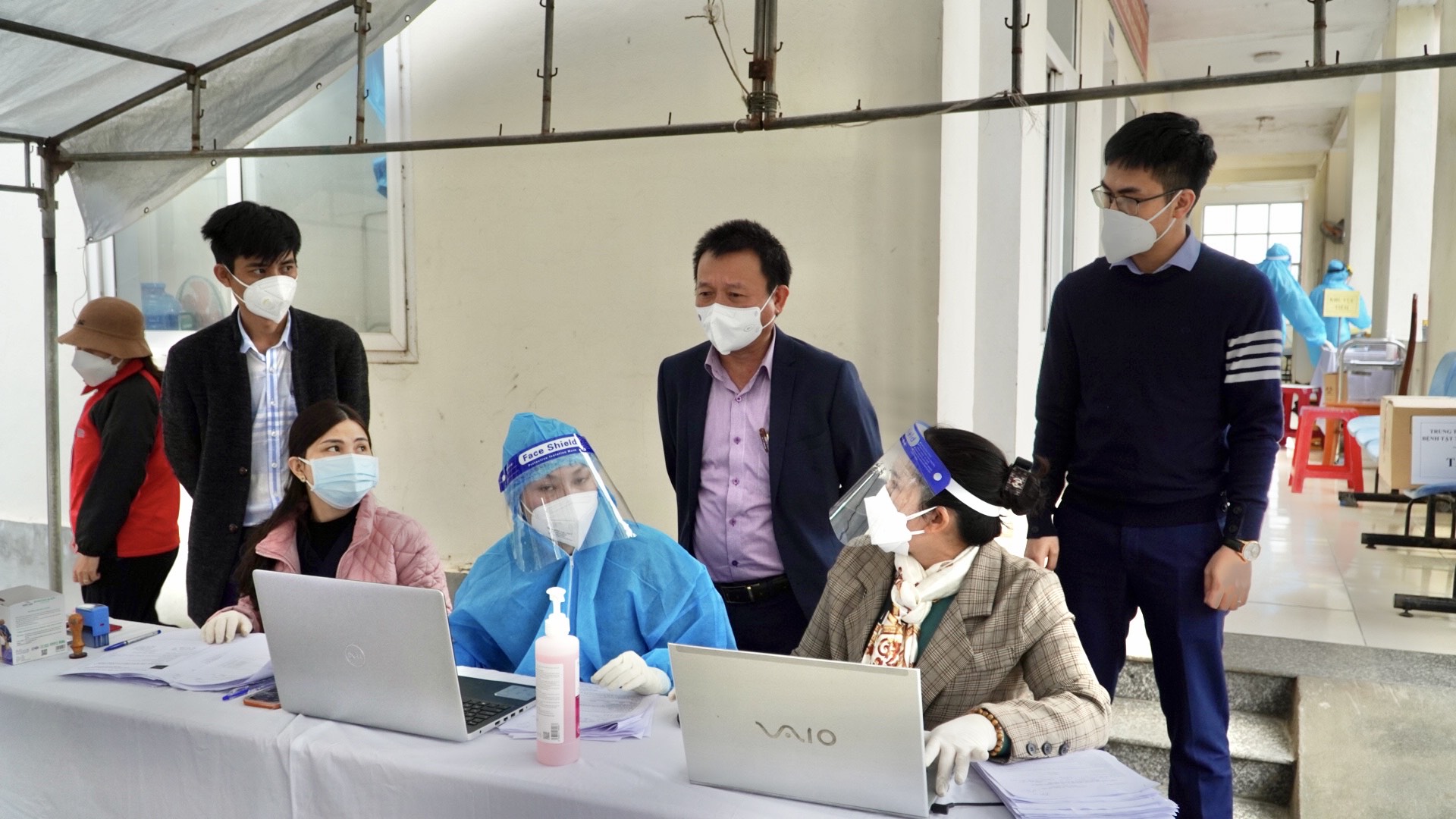 Lãnh đạo CDC Quảng Bình kiểm tra giám sát Chiến dịch tiêm chủng mùa Xuân tại huyện Quảng Trạch.2