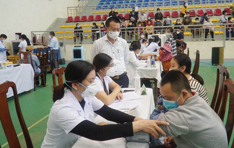 Lãnh đạo CDC Quảng Bình kiểm tra giám sát điểm tiêm chủng vắc xin cho người khuyết tậtjpg