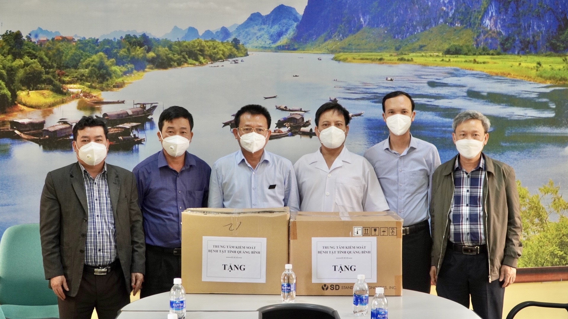 Lãnh đạo CDC trao tặng túi thuốc y tế và 2 cơ số thuốc phòng chống dịch