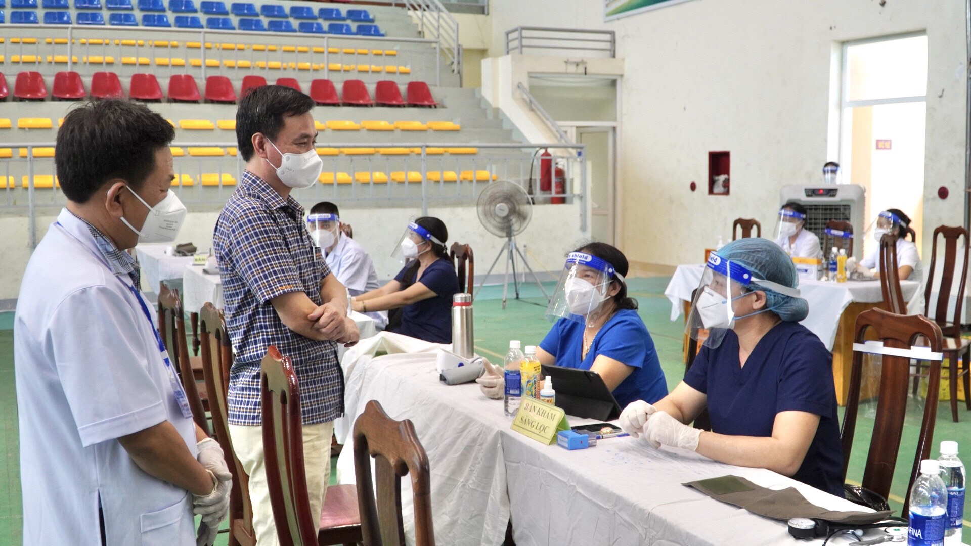 Lãnh đạo Sở Y tế thăm hỏi cán bộ hưu trí tham gia Chiến dịch tiêm chủng vắc xin Covid 19