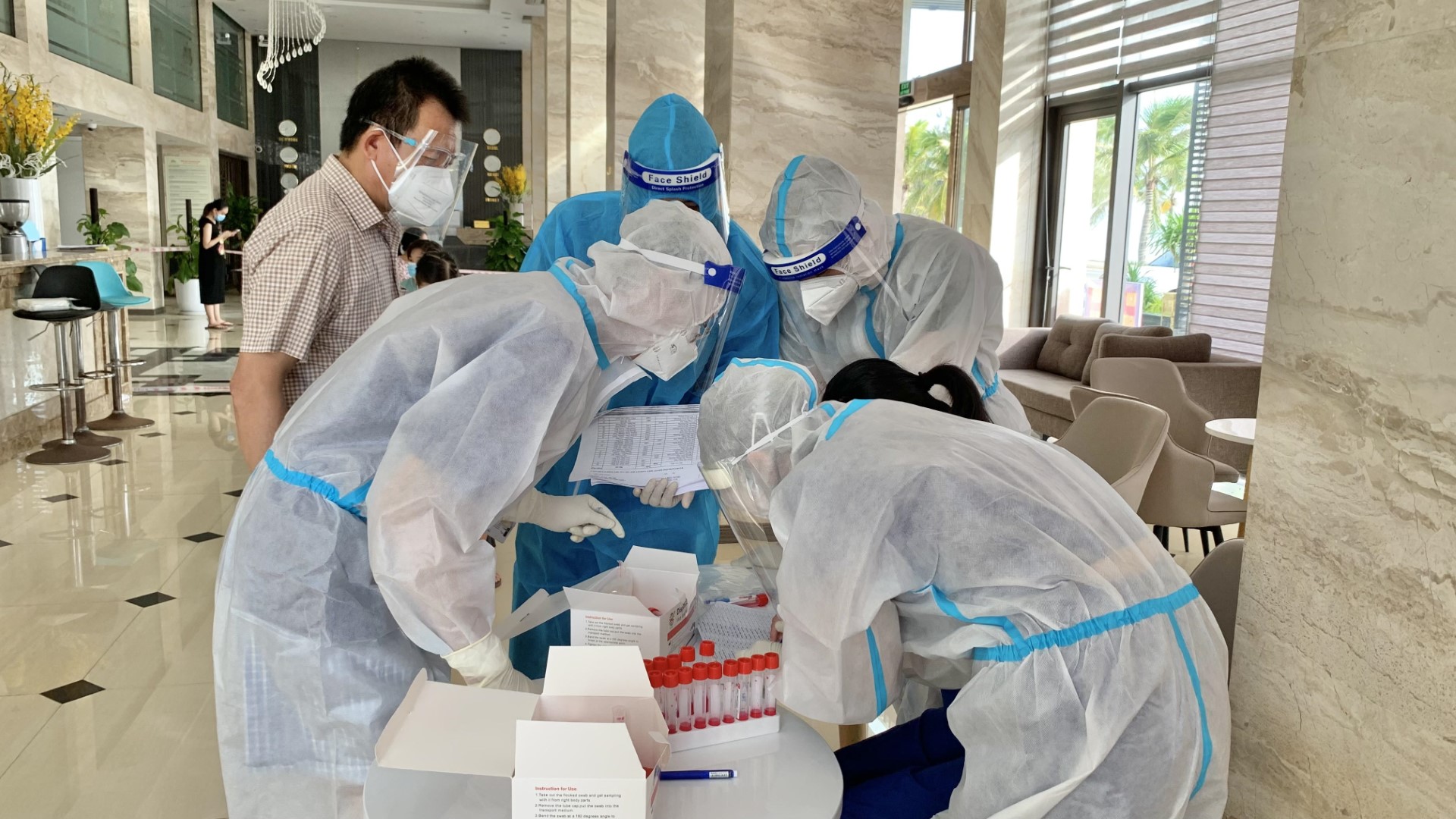 Lãnh đạo Trung tâm Kiểm soát bệnh tật CDC Quảng Bình trực tiếp chỉ đạo lấy mẫu xét nghiệm SARS CoV 2. Large