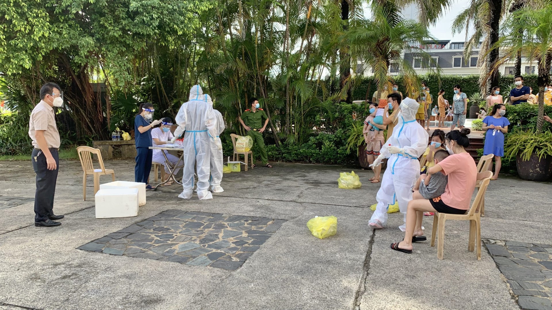Lãnh đạo Trung tâm Kiểm soát bệnh tật CDC Quảng Bình trực tiếp chỉ đạo lấy mẫu xét nghiệm SARS CoV 21 Large