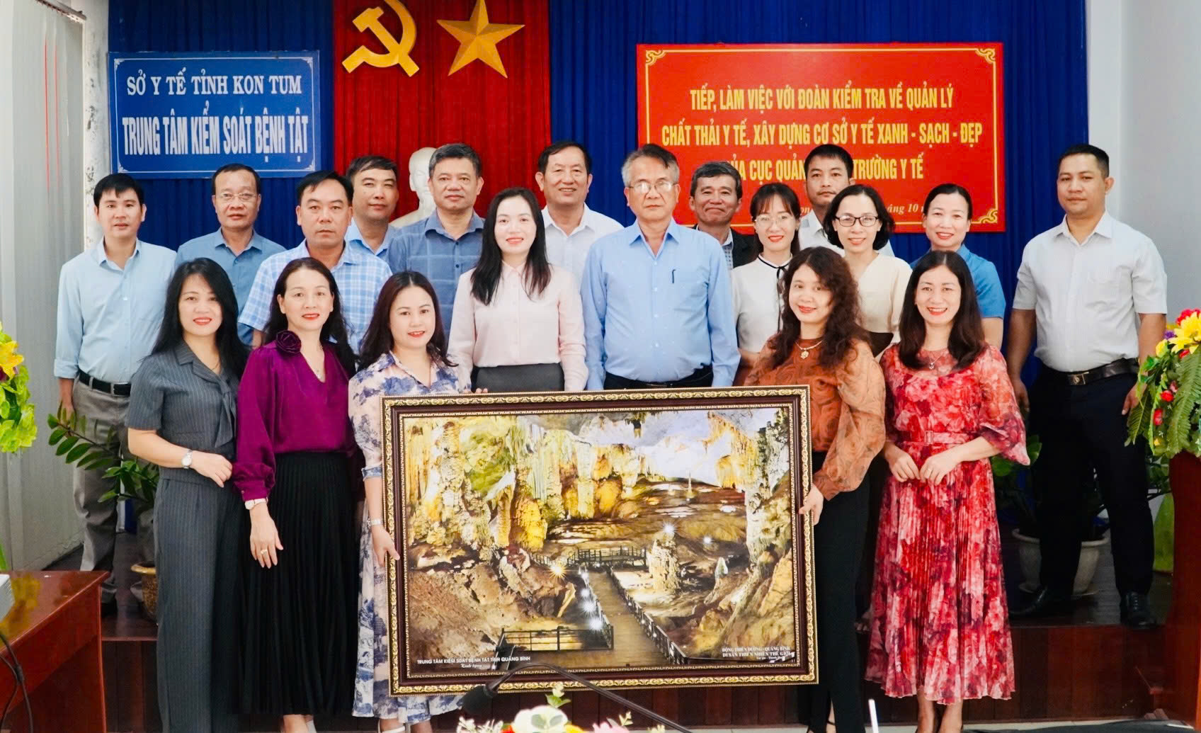 Lãnh đạo Trung tâm Kiểm soát bệnh tật tỉnh Quảng Bình tặng quà cho Trung tâm Kiểm soát bệnh tật tỉnh Kon Tumjpg