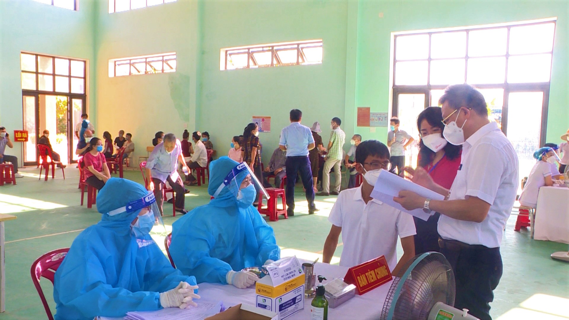 Lãnh đạo UBND TP. Đồng Hới cùng lãnh đạo Trung tâm Kiểm soát bệnh tật CDC kiểm tra giám sát công tác tiêm chủng vắc xin phòng Covid 19 tại điểm tiêm Phường Đức Ninh Đông 