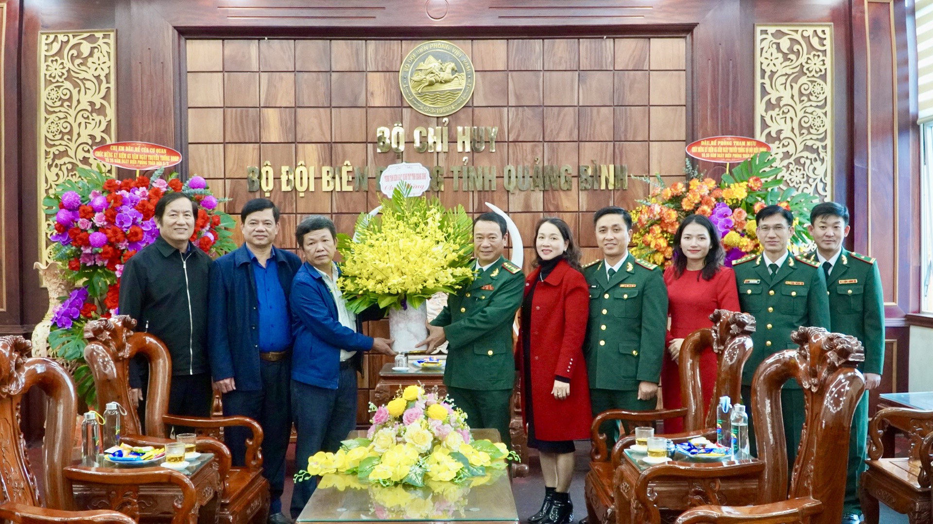 Lãnh đạo và cán bộ Trung tâm Kiểm soát bệnh tật tặng hoa chúc mừng Bộ Chỉ huy Bộ đội Biên phòng tỉnhjpg