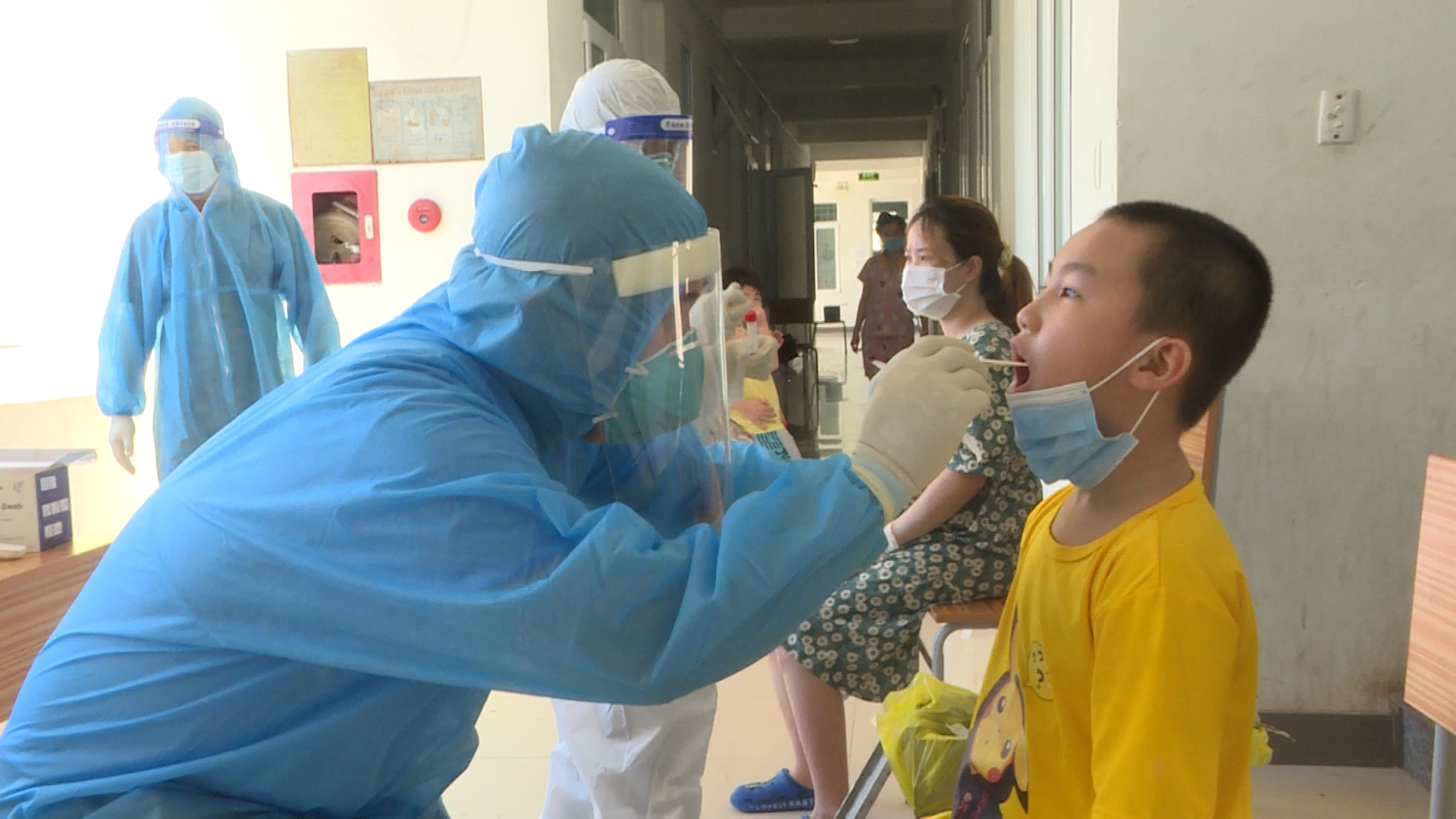 Lấy mẫu xét nghiệm SARS CoV 2 cho các công dân trên 2 chuyến bay nghĩa tình về từ thành phố Hồ Chí Minh