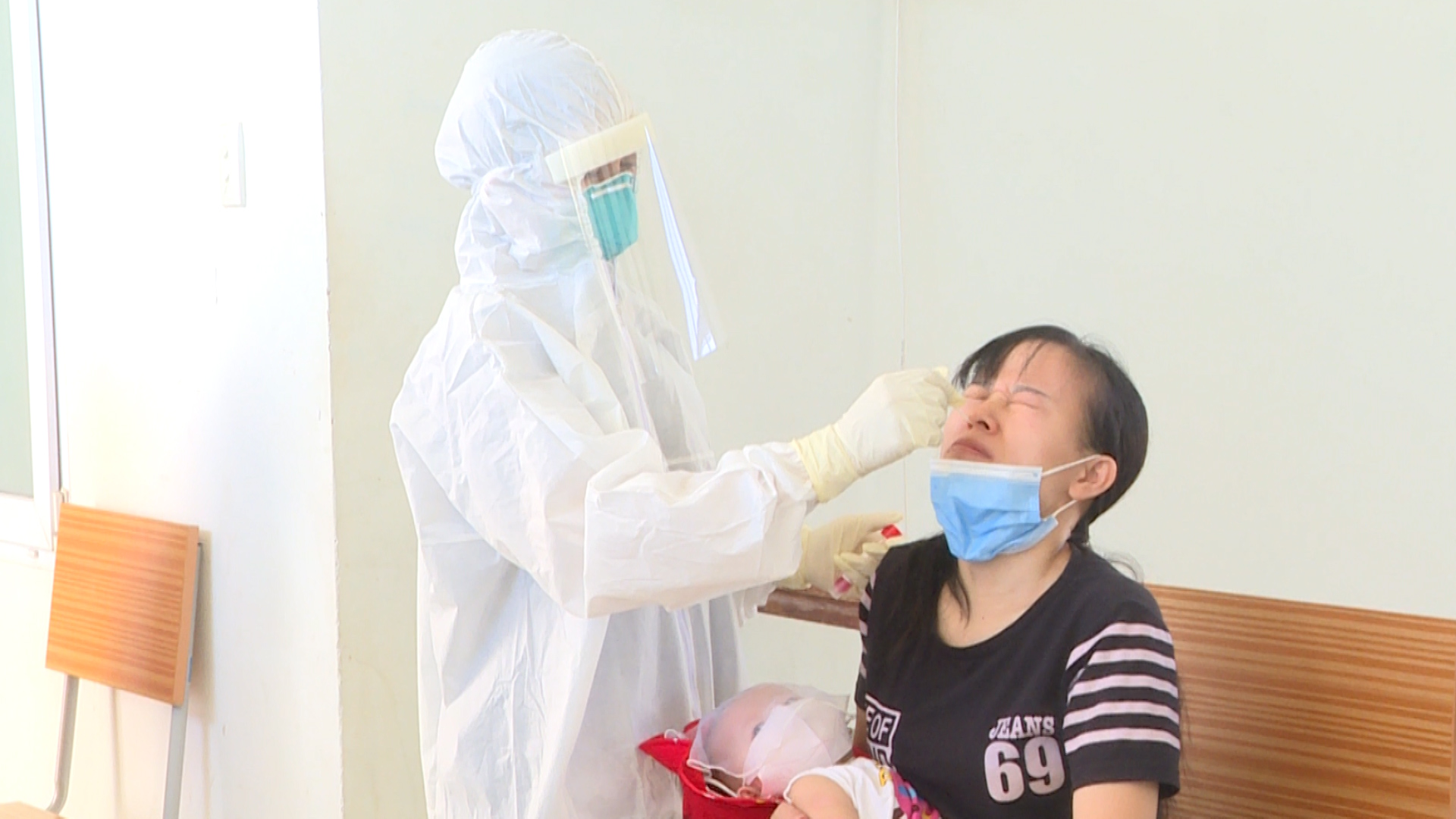 Lấy mẫu xét nghiệm SARS CoV 2 cho các công dân trên 2 chuyến bay nghĩa tình về từ thành phố Hồ Chí Minh1