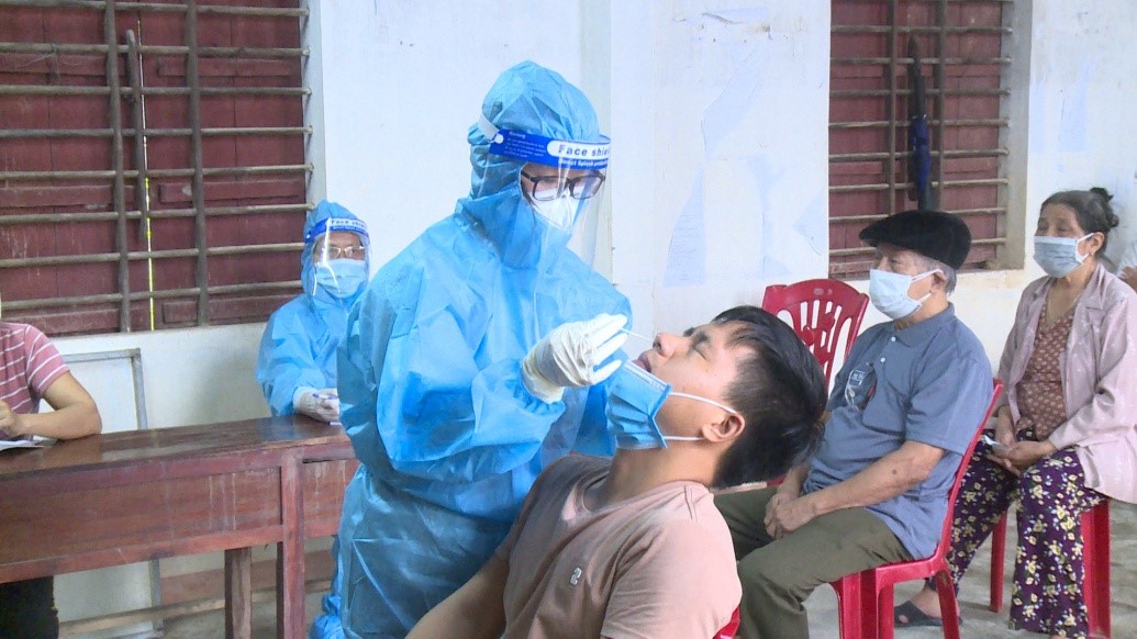 Lấy mẫu xét nghiệm SARS CoV 2 diện rộng cho người dân trên địa bàn xã Quảng Tân TX. Ba Đồn