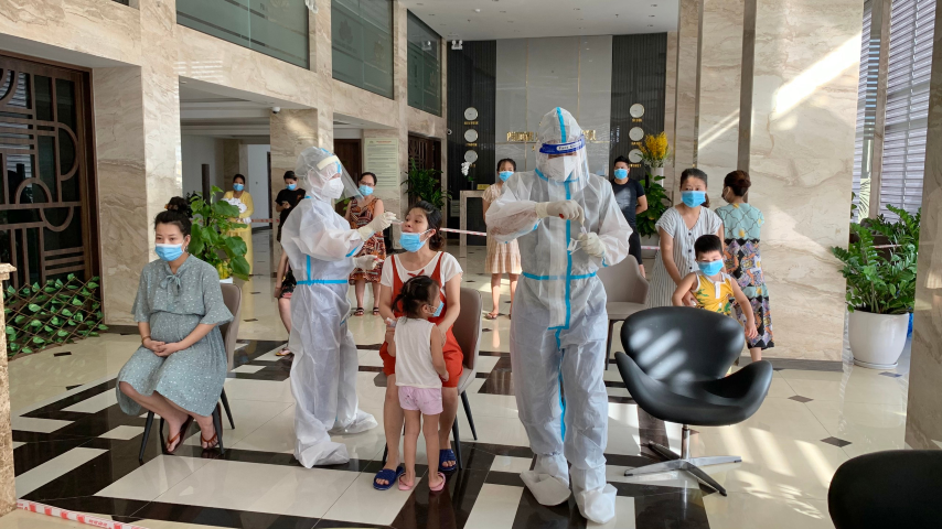 Lực lượng Y tế lấy mẫu xét nghiệm Covid 19 cho các công dân trở về từ các tỉnh phía Nam Small