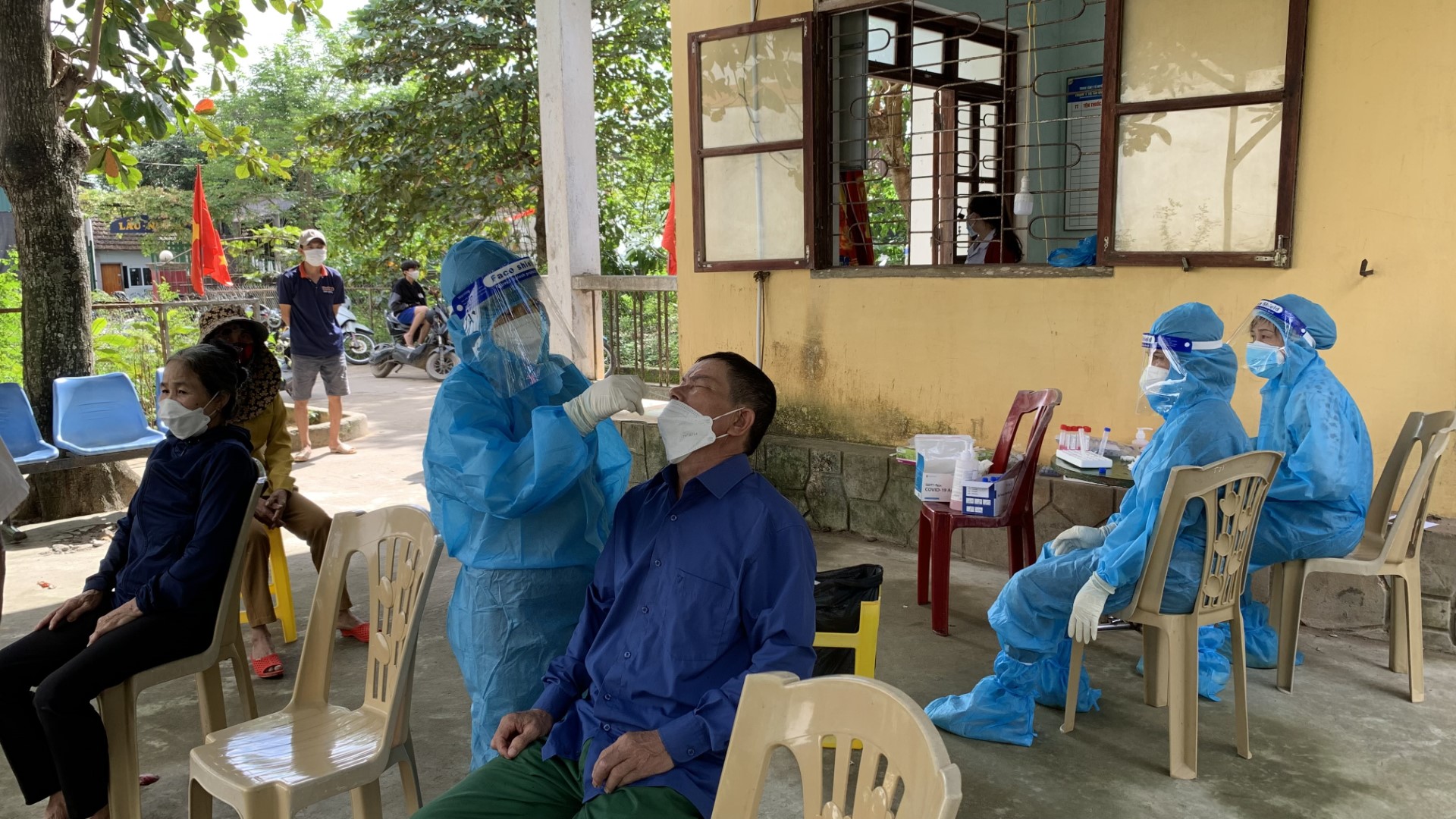 Lực lượng Y tế lấy mẫu xét nghiệm cho người dân xã Quảng Phương2 Custom