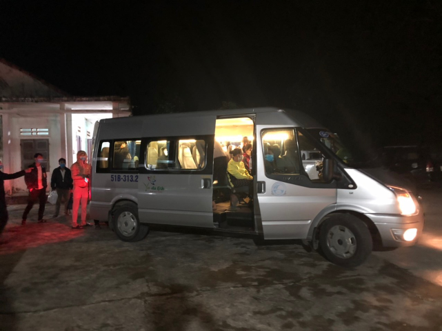 Lực lượng Y tế nhanh chóng đón các F0 F1 tại xã Phúc Trạch huyện Bố Trạch đi cách ly điều trị theo quy định. Small