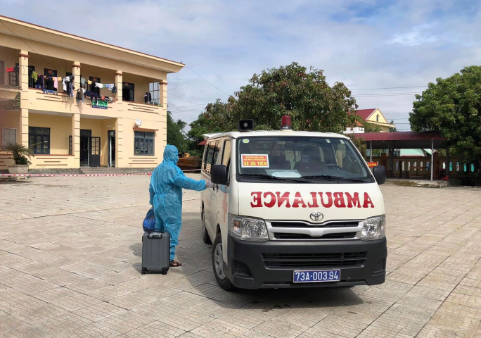 Lực lượng Y tế vận chuyển F0 ở huyện Bố Trạch đi cách ly điều trị Covid 19. Small