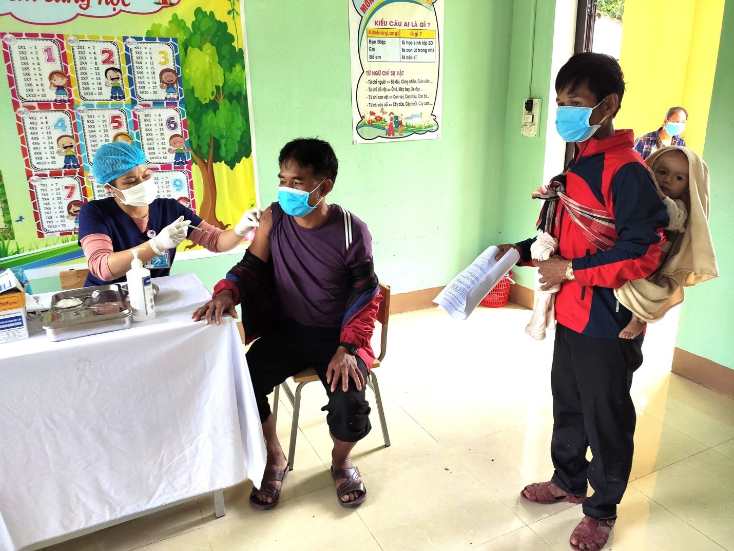 Lực lượng Y tế vận chuyển F0 ở huyện Bố Trạch đi cách ly điều trị Covid 19 1