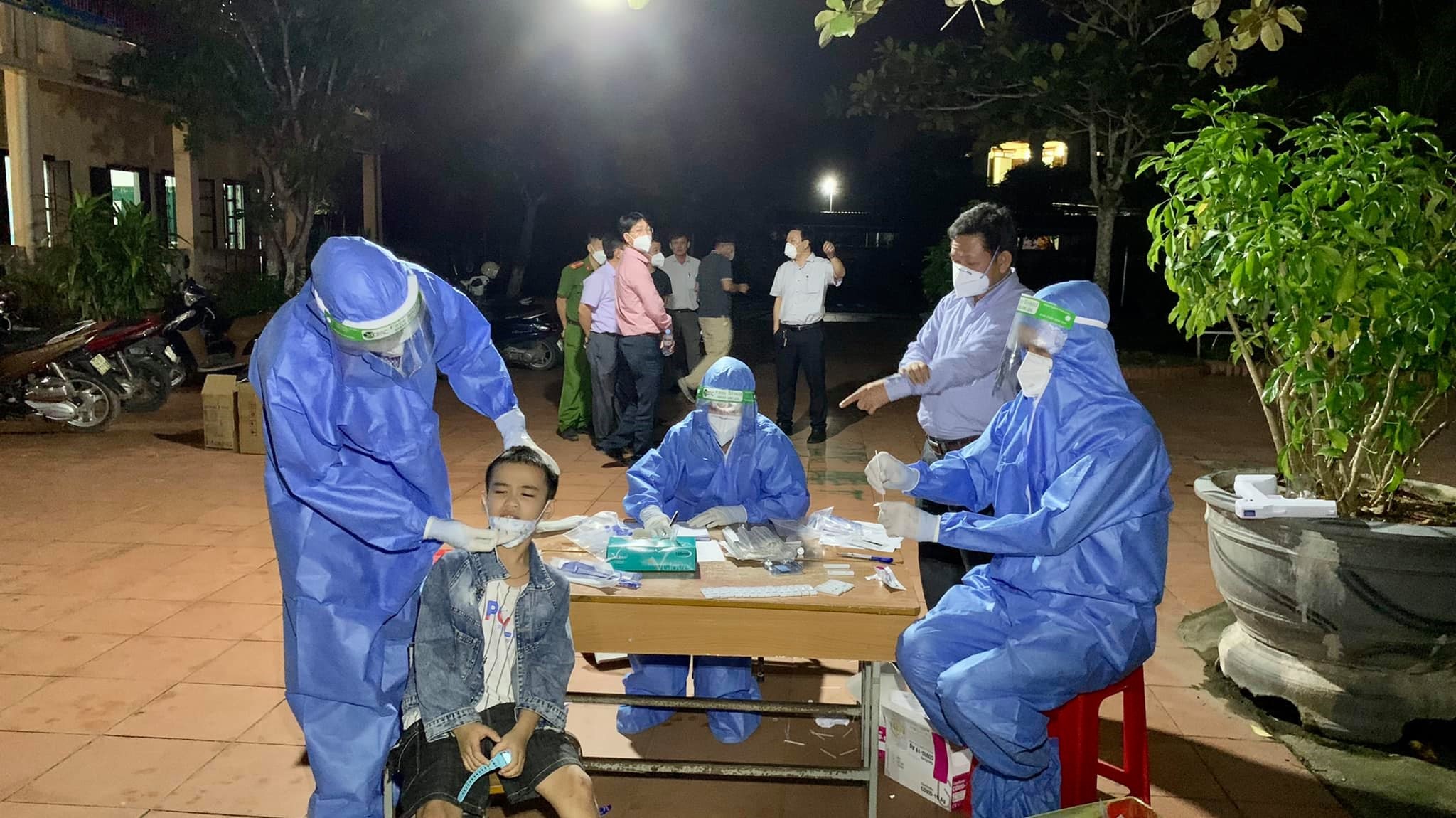 Lực lượng y tế tập trung lấy mẫu cho người dân ở các vùng có nguy cơ caojpg