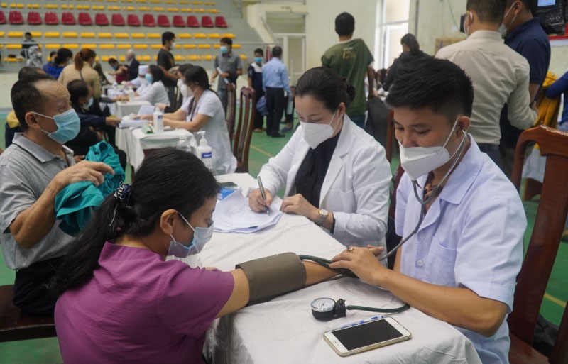 Mọi người dân đều được khám sàng lọc cẩn thận trước khi tiêm vắc xin Covid 19jpg