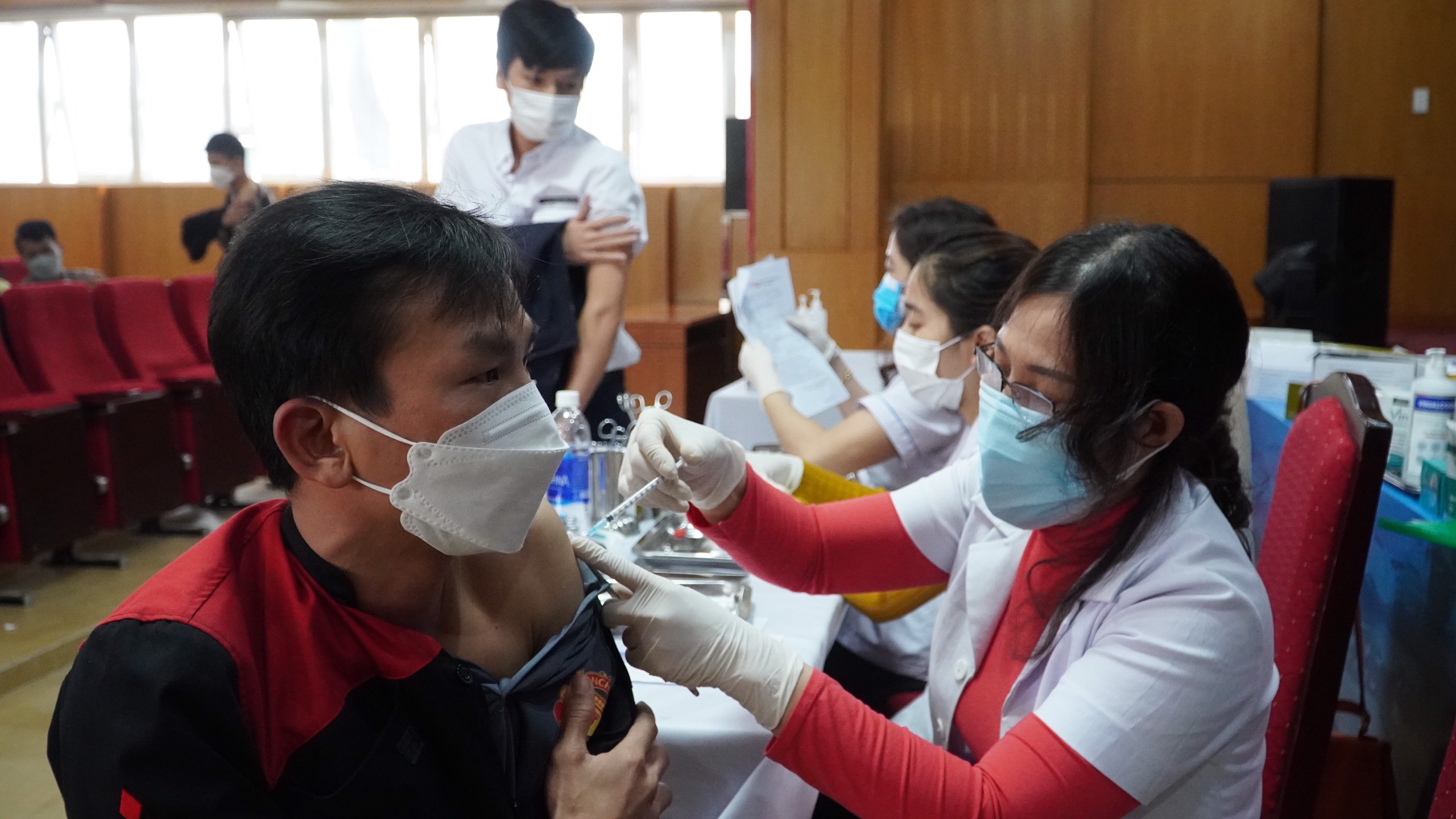 Một số hình ảnh tại điểm tiêm do CDC Quảng Bình2