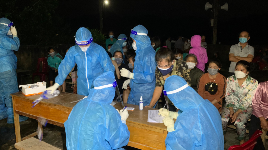 Ngay trong đêm lực lượng chức năng đã tiến hành lấy mẫu xét nghiệm các trường hợp có liên quan nhằm sớm bóc tách F0 ra khỏi cộng đồng. Small