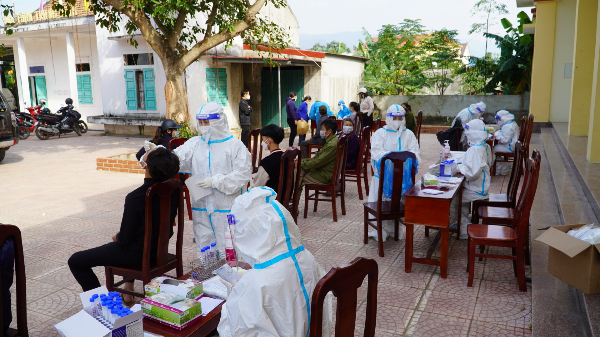 Ngành Y tế lấy mẫu xét nghiệm RT PCR sàng lọc diện rộng trên địa bàn toàn xã Quảng Châu huyện Quảng Trạch 3