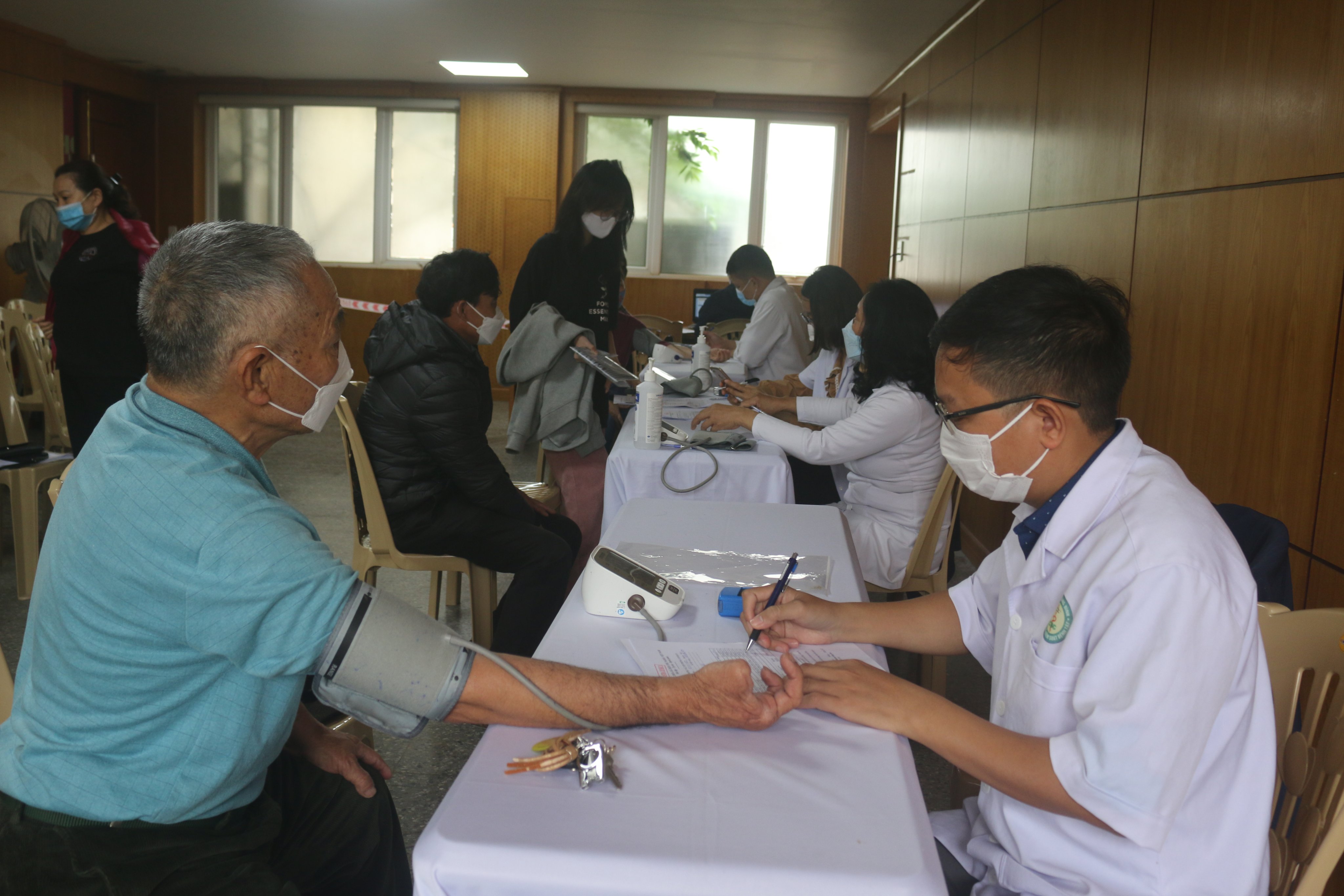 Người dân đến tiêm tại điểm tiêm CDC Quảng Bình