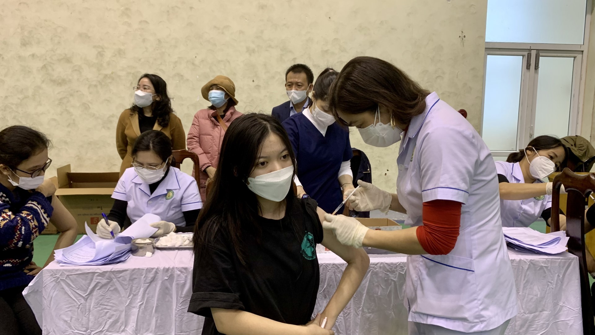 Nhà trường và phụ huynh học sinh rất vui mừng khi con em mình được tham gia đợt tiêm đợt này.222