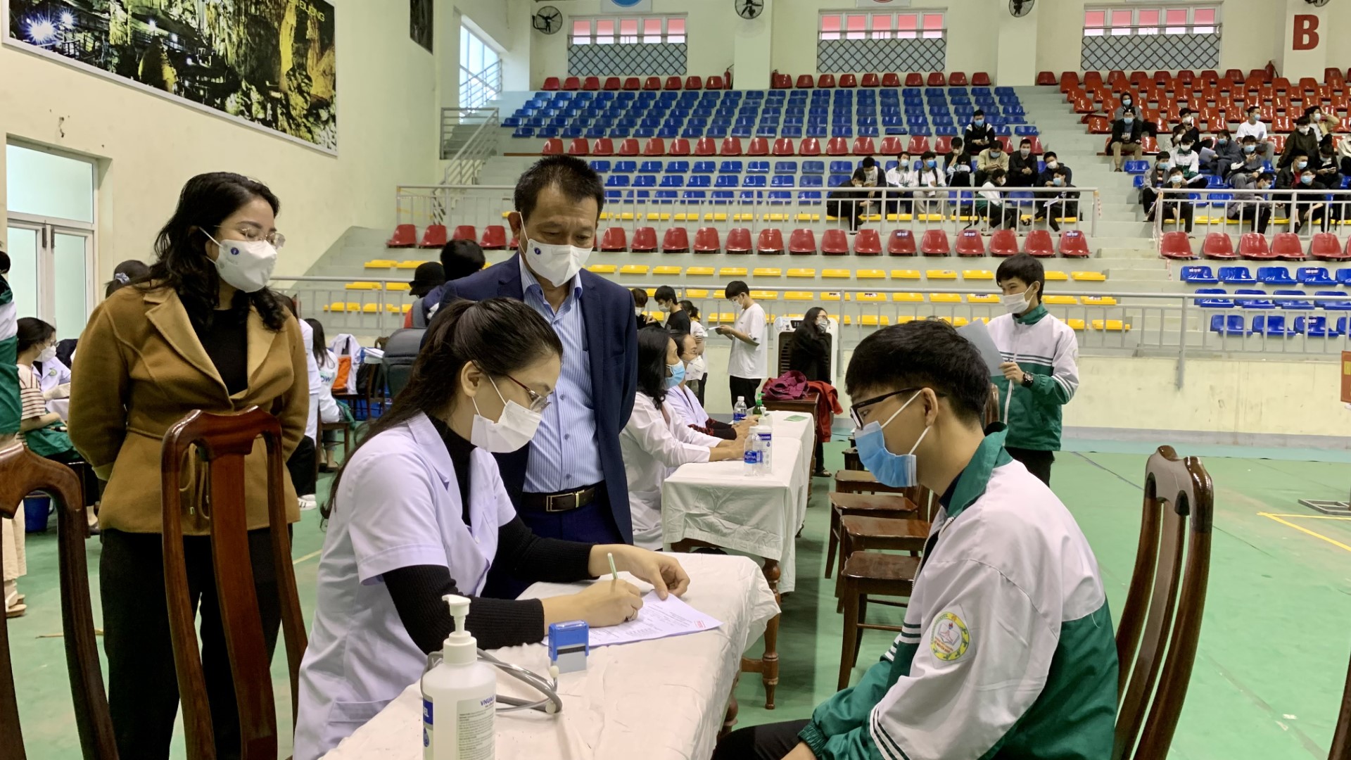 Nhà trường và phụ huynh học sinh rất vui mừng khi con em mình được tham gia đợt tiêm đợt này. Custom