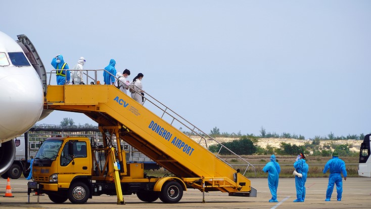 Những hành khách đầu tiên trong hành trình trở về quê hương trên chuyến bay đặc biệt jpg