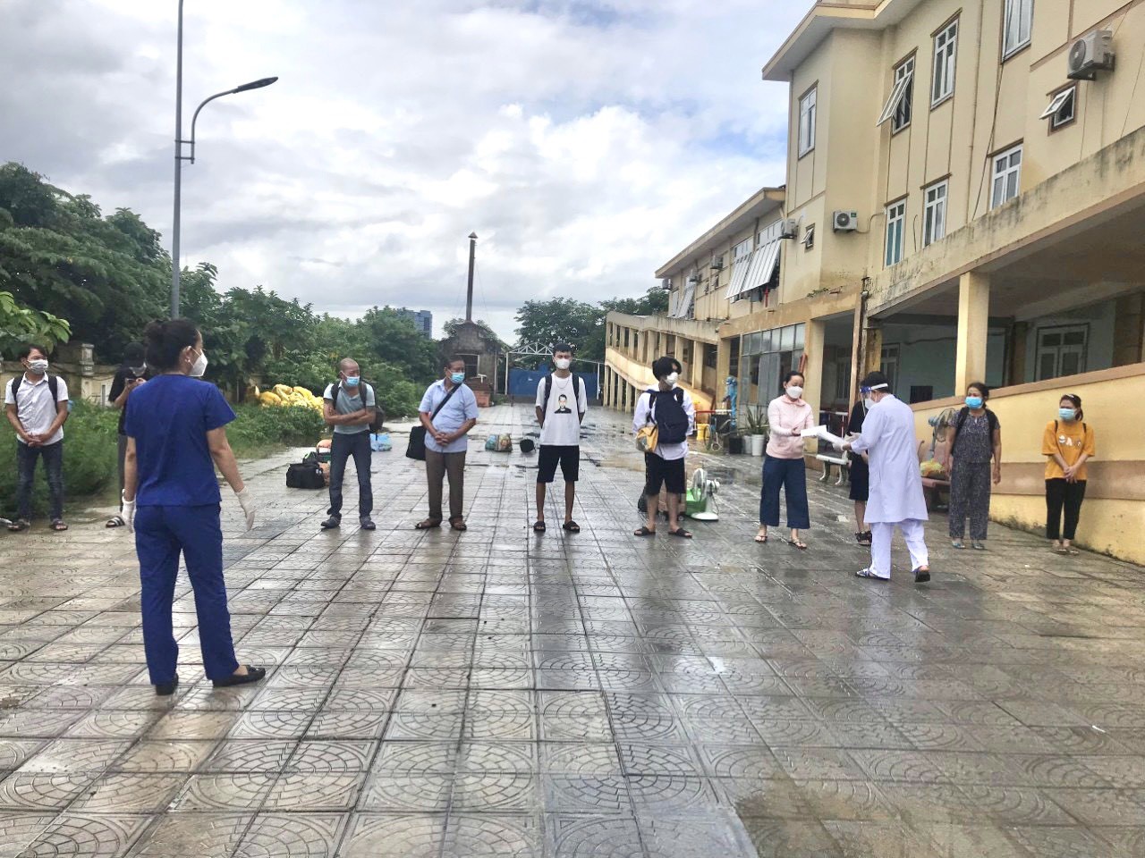 Niềm vui được xuất viện của các bệnh nhân điều trị Covid 19 tại1