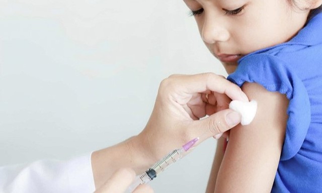 Nên tiêm phòng vaccine cúm hàng năm nhất là nhóm có nguy cơ lây nhiễm cúm trong đó có trẻ từ 6 tháng đến 8 tuổi