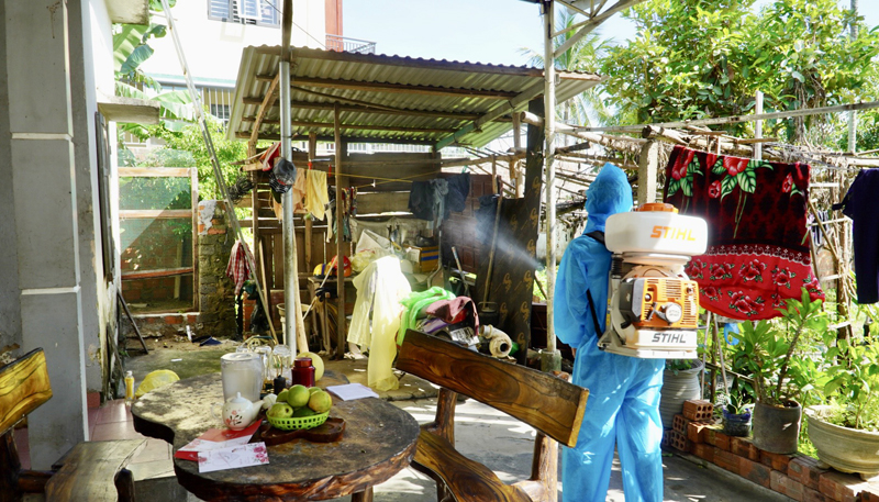 Phun hóa chất diệt muỗi và ngủ màn là những giải pháp hiệu quả để phòng chống và loại trừ bệnh sốt rétjpg