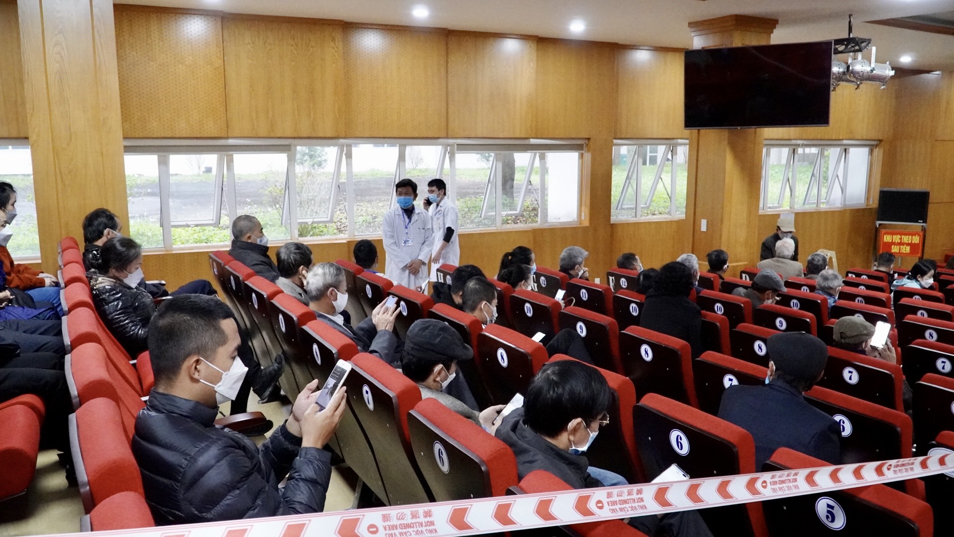 Quy trình tiêm chủng được triển khai kiểm soát chặt chẽ đúng quy định của Bộ Y tế.2