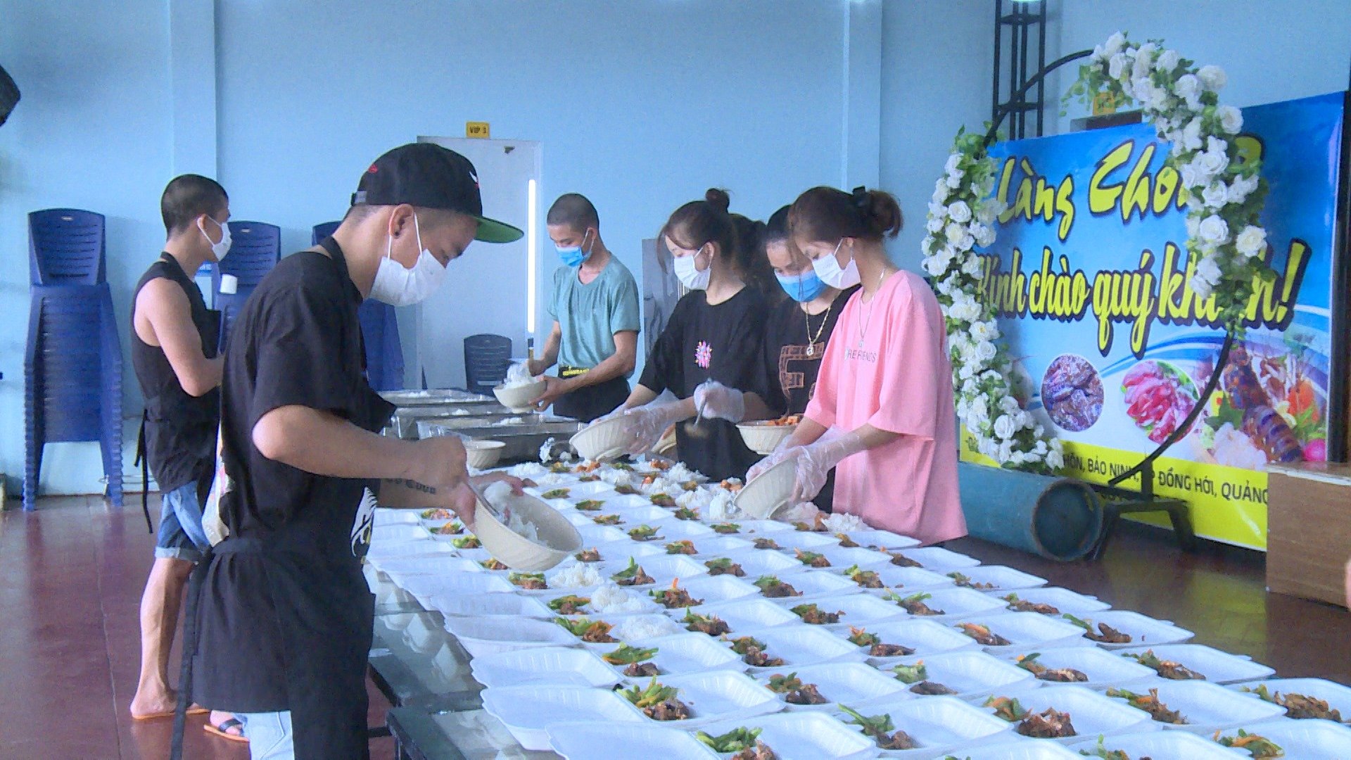 Sẵn sàng những suất cơm ngon lúc này cũng là một thứ vũ khí hữu hiệu để góp phần cùng với lực lượng tuyến đầu chống dịchjpg