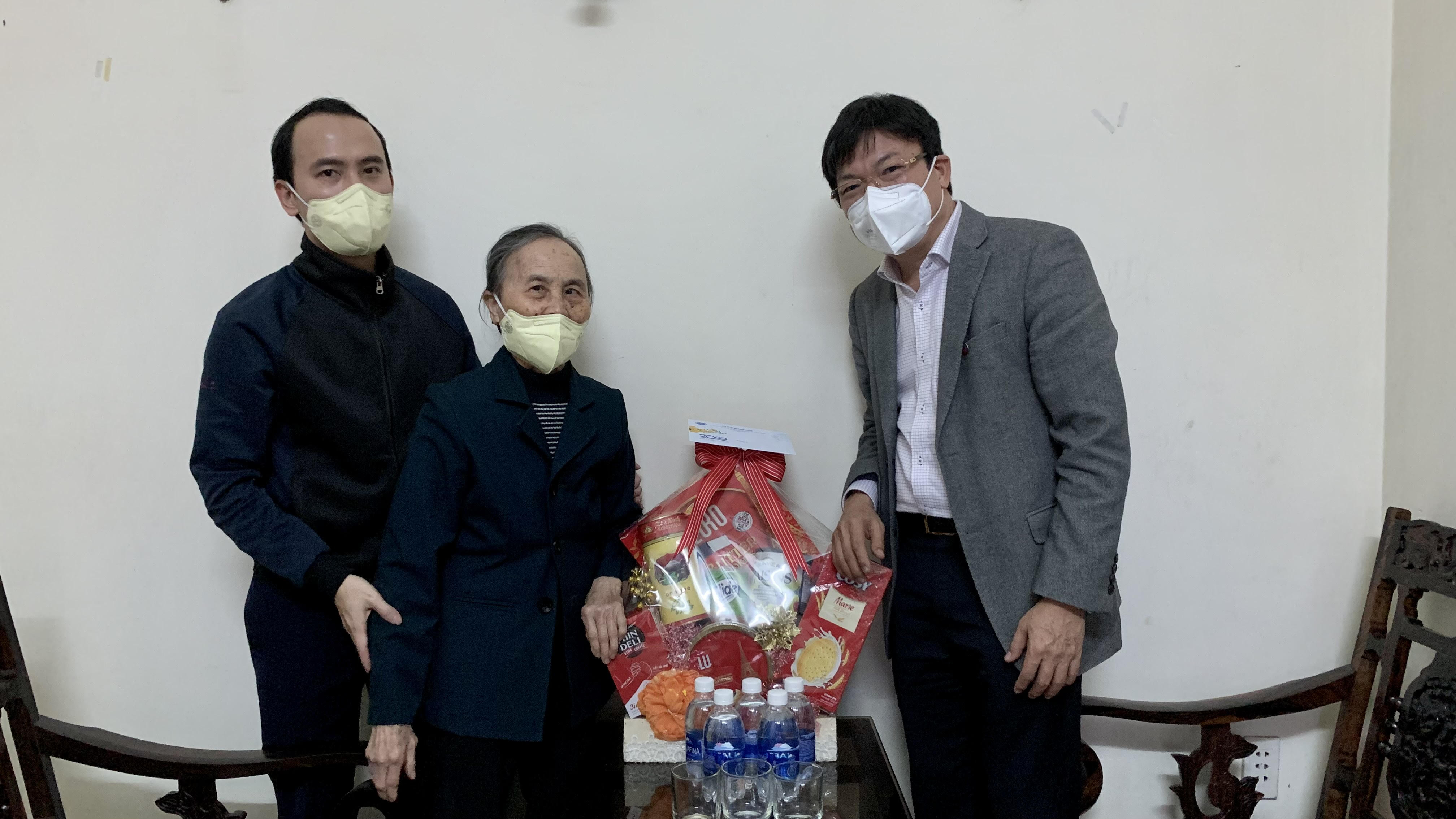 Thăm hỏi tri ân và tặng quà các đồng chí nguyên Lãnh đạo Sở Y tế qua các thời kỳ.3