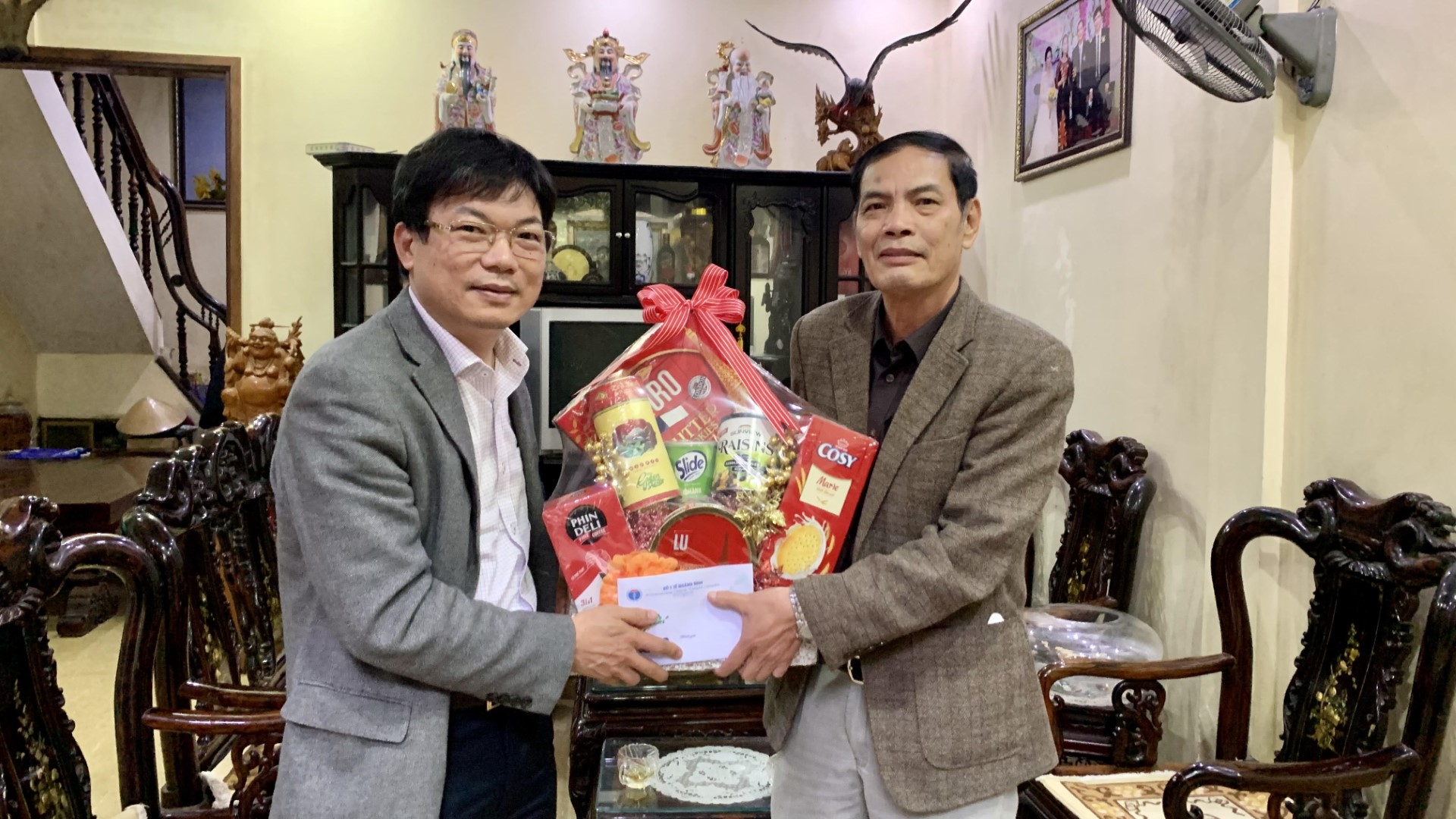 Thăm hỏi tri ân và tặng quà các đồng chí nguyên Lãnh đạo Sở Y tế qua các thời kỳ. Custom