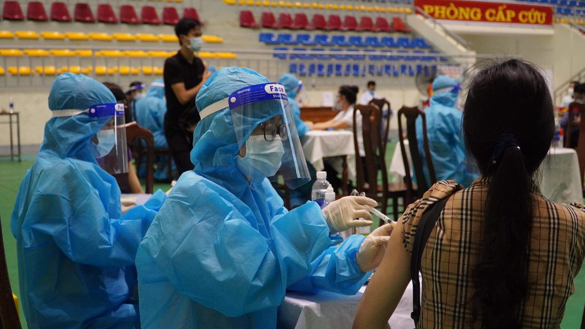 Tiêm vắc xin phòng Covid 19 cho người dân tại điểm tiêm chủng Trung tâm huấn luyện thể thao Công an tỉnh