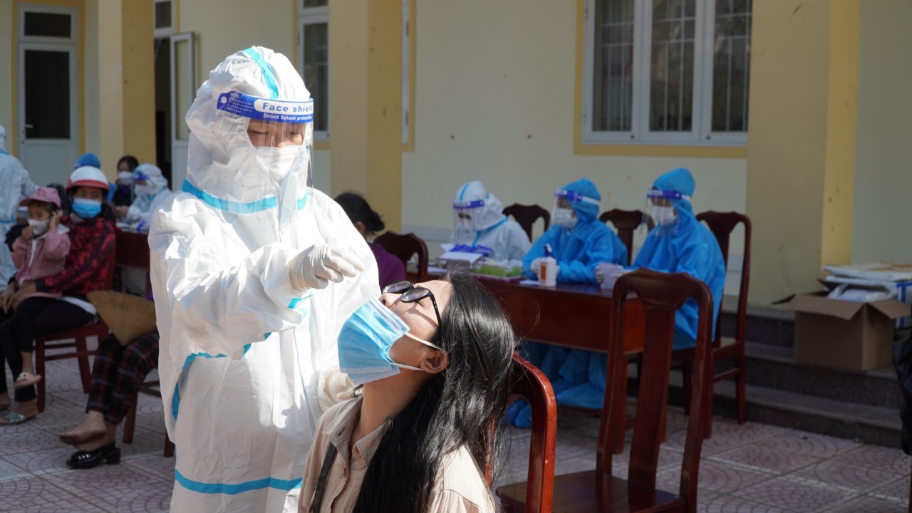 Tiếp tục lấy mẫu xét nghiệm để chủ động phát hiện sớm F0 tại các vùng có nguy cơ cao