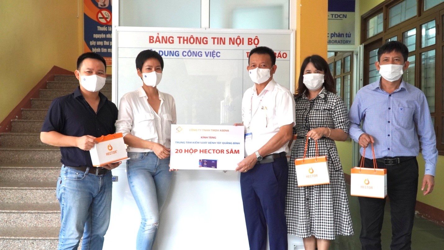 Trao quà hỗ trợ đơn vị tuyến đầu chống dịch