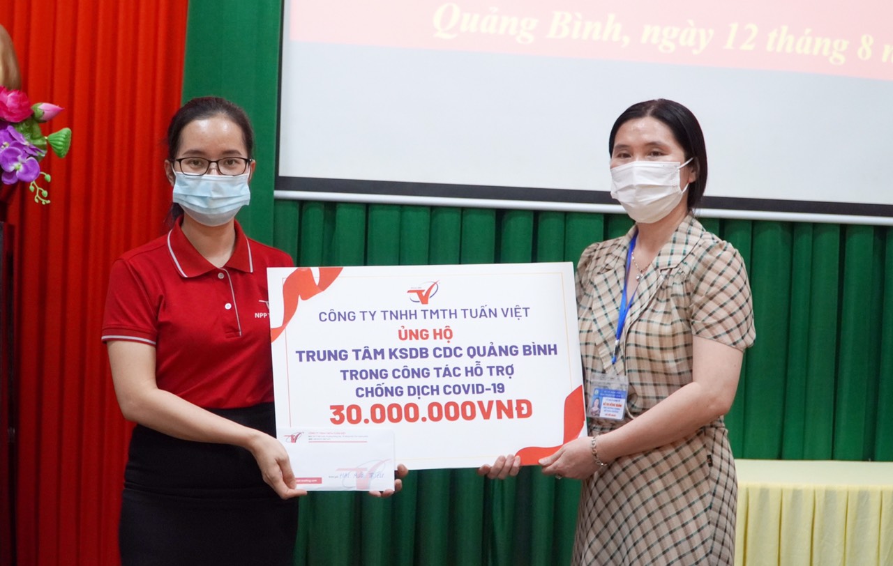 Trao tặng quà 12 8.1