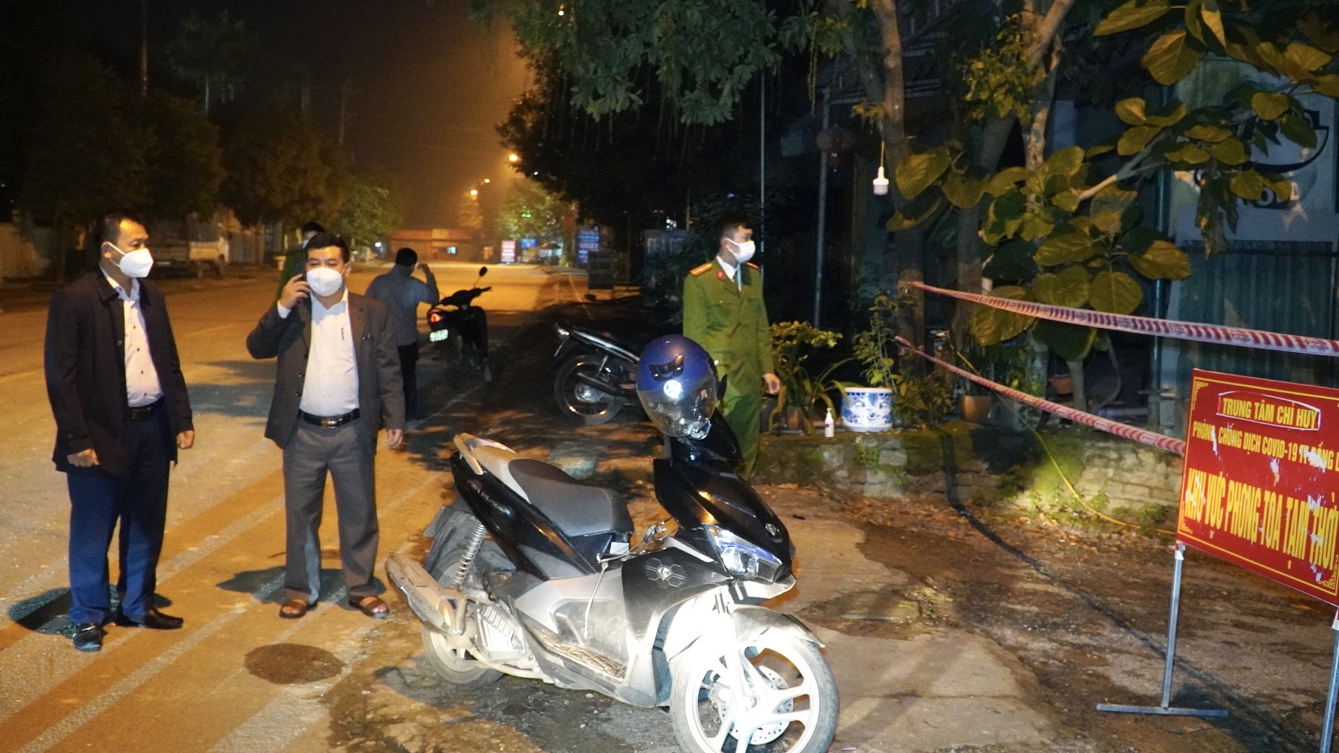 Triển khai công tác chống dịch tại thị trấn Đồng Lê đêm 14 111