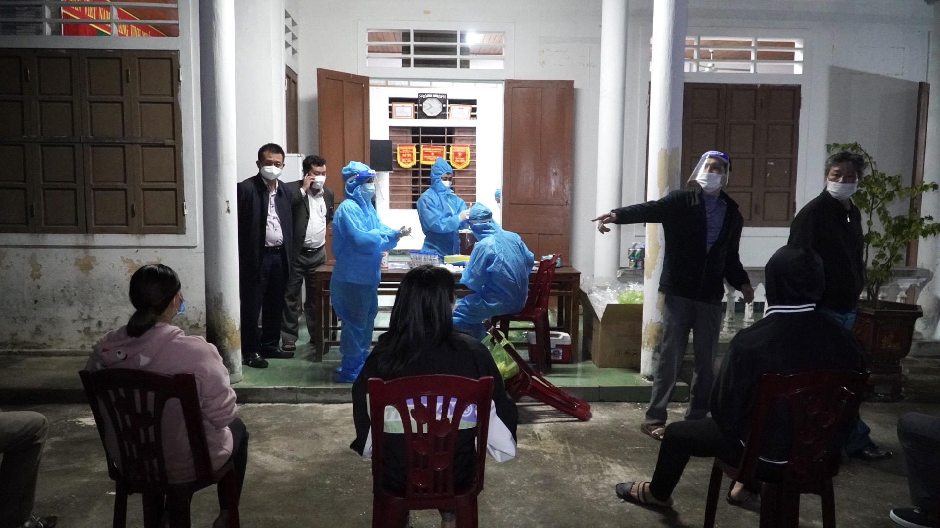 Triển khai công tác chống dịch tại thị trấn Đồng Lê đêm 14 114