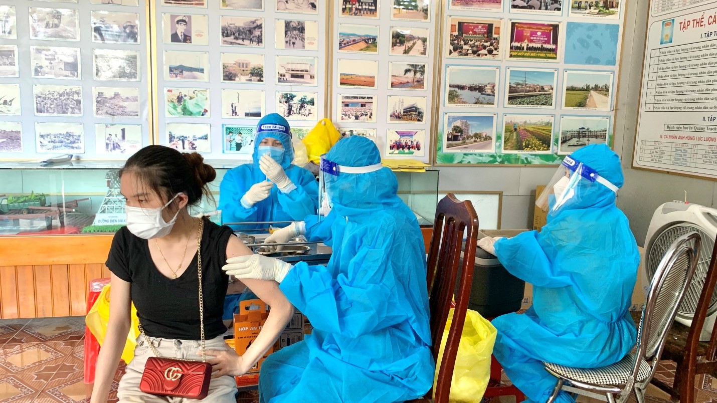 Triển khai tiêm vắc xin phòng Covid 19 cho người dân tại Trung tâm văn hoá thị xã Ba Đồn