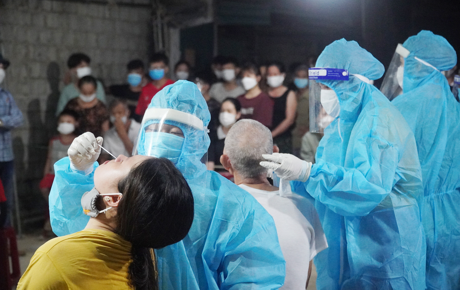 Trong 2 năm liên tục 2020 2021 đội ngũ y bác sỹ căng mình thực hiện nhiệm vụ kép vừa phòng chống đại dịch Covid 19 vừa bảo đảm khám chữa bệnh cho nhân dânjpg