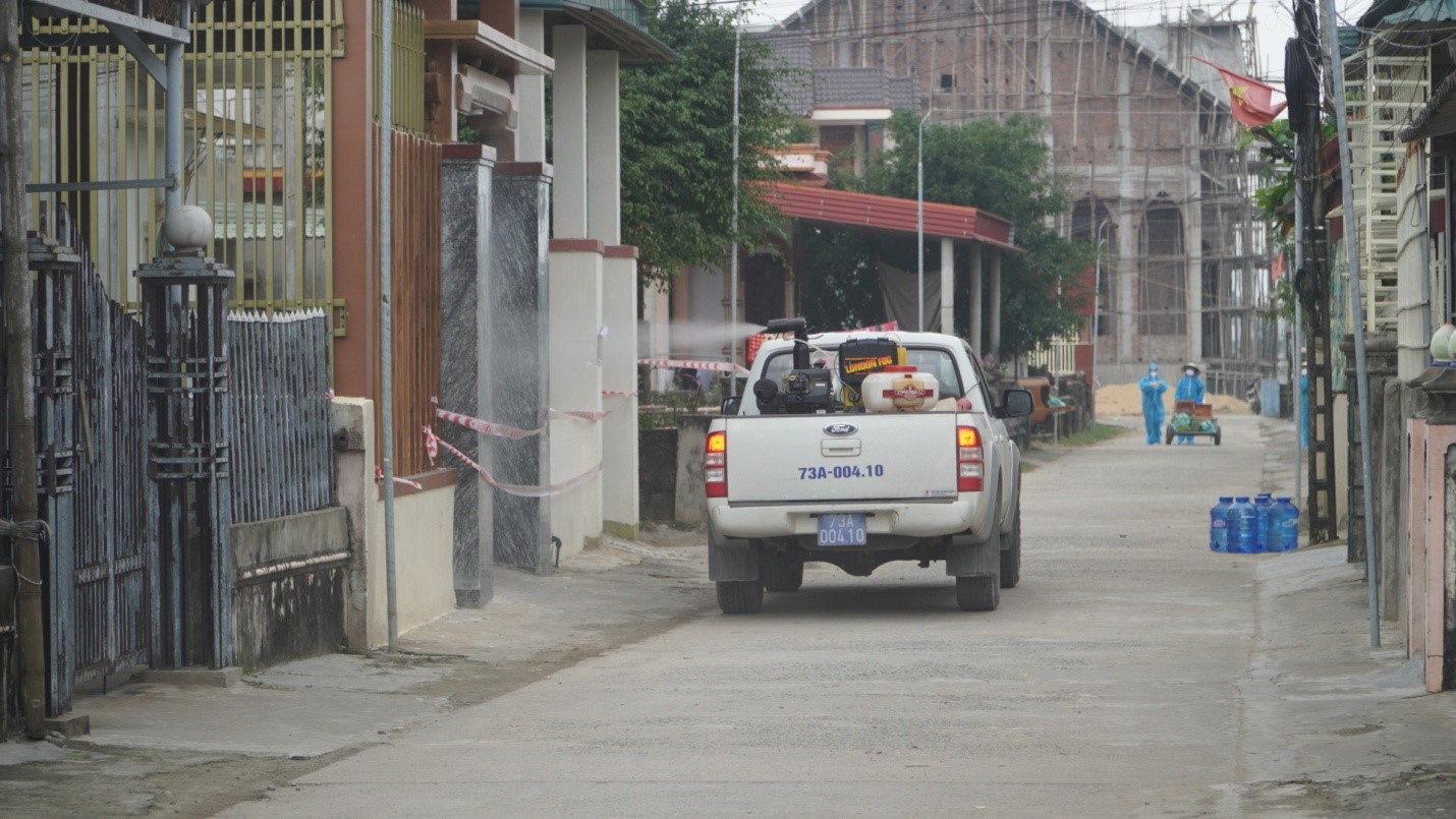 Trung tâm Kiểm soát bệnh tật CDC Quảng Bình tiến hành phun hoá chất khử khuẩn xử lý môi trường 2