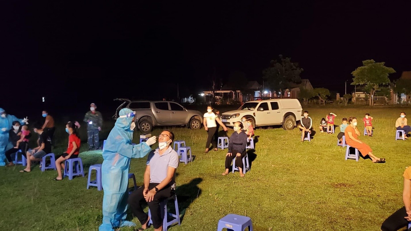 Trung tâm Y tế huyện Tuyên Hoá tổ chức lấy mẫu xuyên đêm cho người dân ở vùng có nguy cơ cao nhằm sớm bóc tách F0 trong cộng đồngjpg