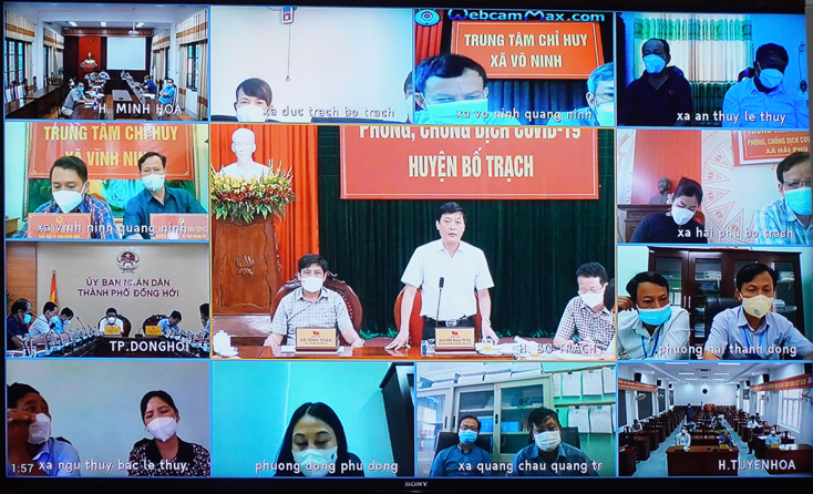 Tại điểm cầu huyện Bố Trạch Chủ tịch UBND huyện trao đổi về công tác phòng chống dịch bệnh trên địa bàn huyệnjpg