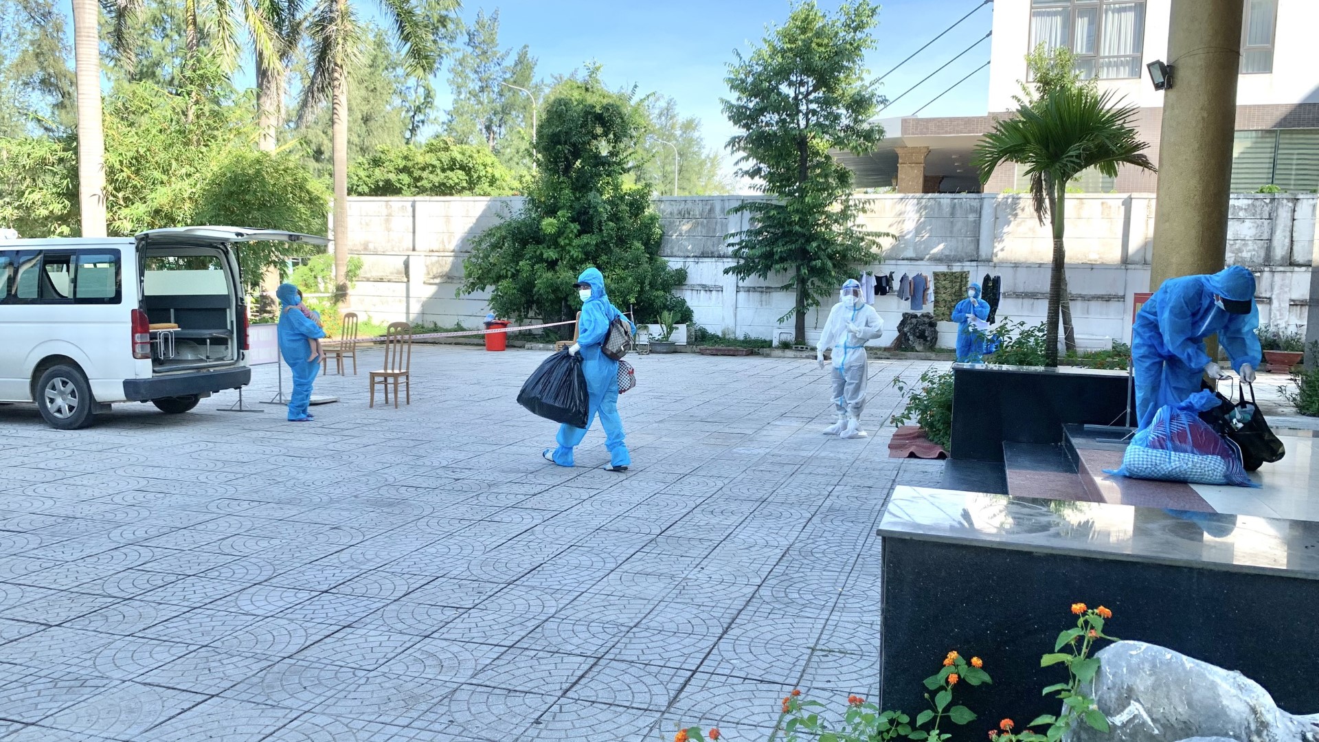 Tất cả các mắc mới đều đã được CDC Quảng Bình khẩn trương tiếp cận và đưa đi cách ly điều trị tại các cơ sở điều trị bệnh nhân Covid 19 tỉnh. Large