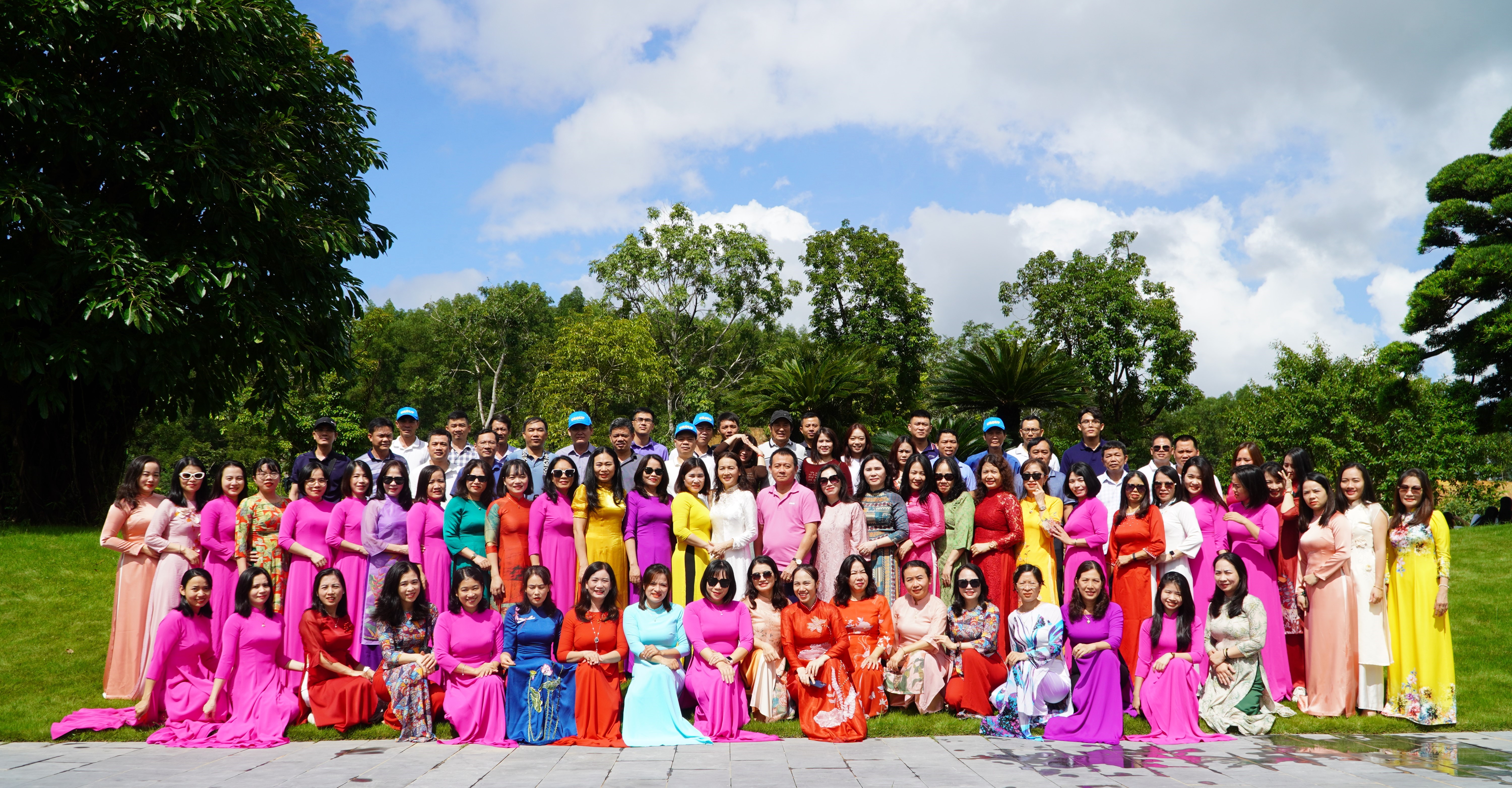 Tập cán bộ viên chức và người lao động trong đơn vị chụp ảnh lưu niệm tại Suối nước nóng Bang Onsen 12