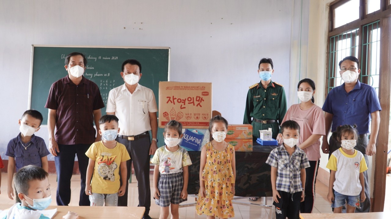 Tặng quà cho trẻ em trong khu cách ly tập trung Sở Chỉ huy củ Ban Chỉ huy Quân sự huyện Tuyên Hóa2