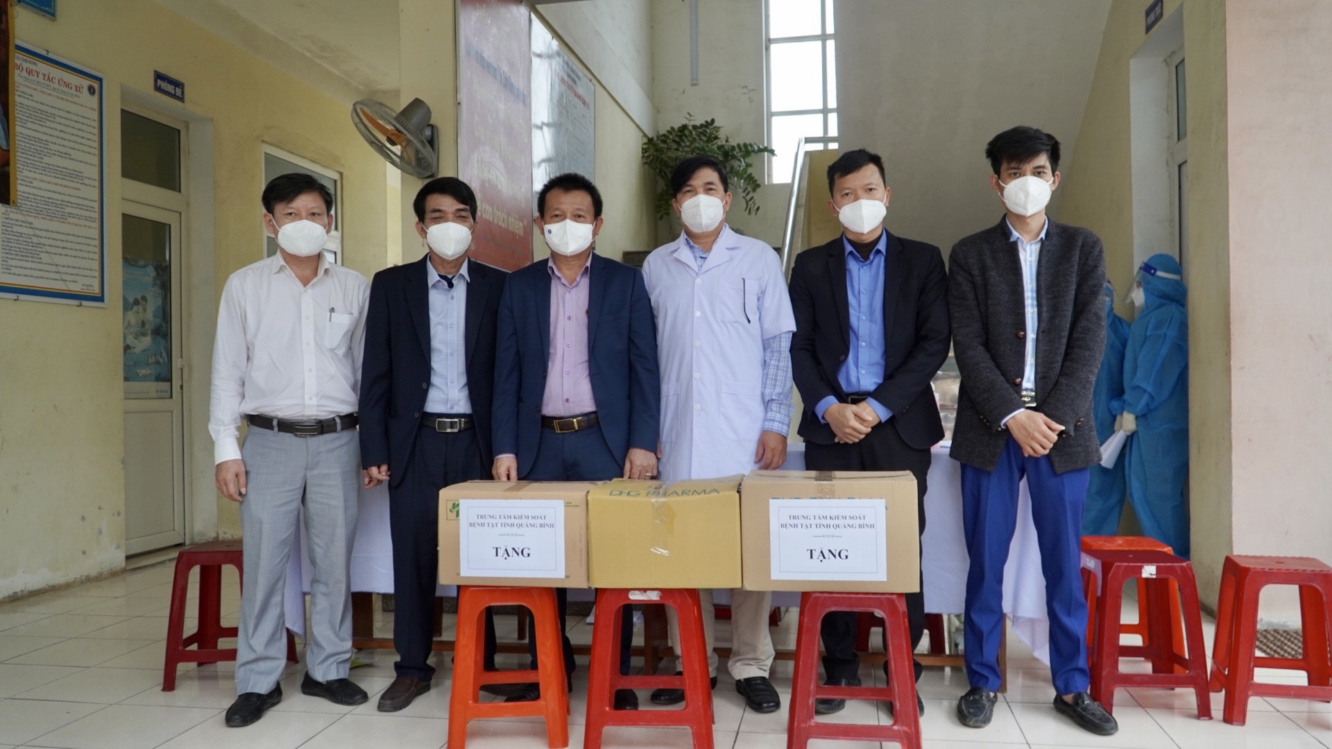 Việc tiêm vắc xin phòng Covid 19 để tạo miễn dịch cộng đồng là giải pháp chủ động hiệu quả nhất hiện nay.23