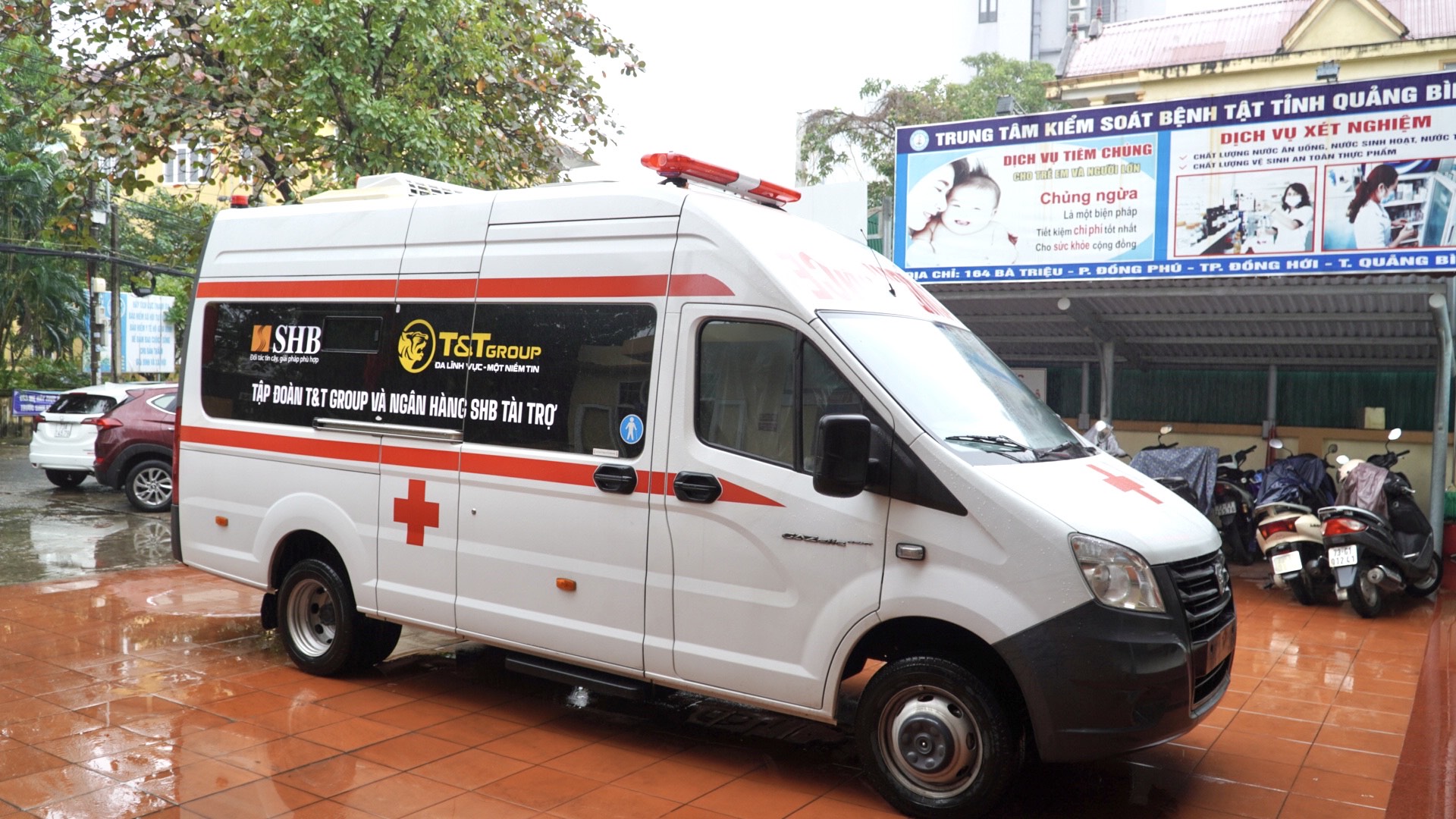 Xe cứu thương do TT Group và Ngân hàng SHB tài trợ được nhập khẩu từ Nga thương hiệu GAZ với đầy đủ các tính năng ưu việt để phục vụ cho đội ngũ y tế sử 